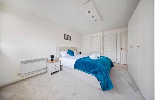 Hainault Apartment | Cosy 2 Bed Chigwell Flat with Free Parking