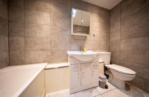 Hainault Apartment | Cosy 2 Bed Chigwell Flat with Free Parking