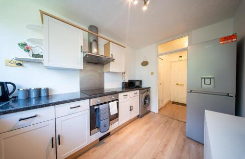 Hainault Apartment | Cosy 2 Bed Chigwell Flat with Free Parking