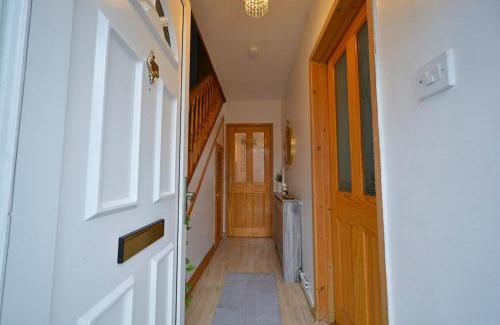 Broadheath Apartment | Cosy 2 bed home with jacuzzi bath in Wythenshawe near Manchester Airport