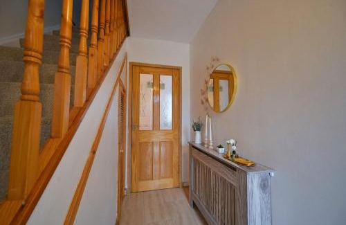 Broadheath Apartment | Cosy 2 bed home with jacuzzi bath in Wythenshawe near Manchester Airport