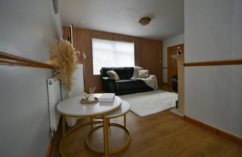 Broadheath Apartment | Cosy 2 bed home with jacuzzi bath in Wythenshawe near Manchester Airport