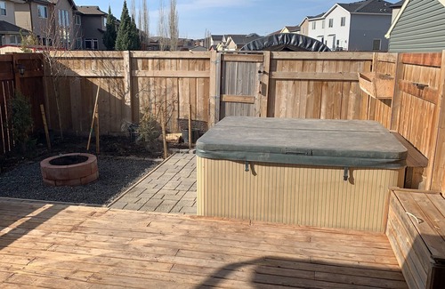 Auburn Bay House | Cosy 2 Betroom Single family Home with Hot Tub
