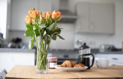 Bridgend House | Cosy 3 Bed Near Beaches, Cardiff & Brecon Beacons