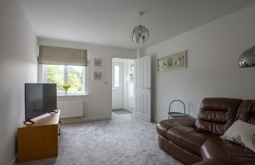 Bridgend House | Cosy 3 Bed Near Beaches, Cardiff & Brecon Beacons