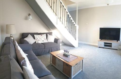 Trentham House | Cosy 3 bedroom residential house, private garden, 30 minutes from Alton Towers, 5 minute walk to Trentham Gardens.