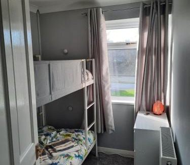 Trentham House | Cosy 3 bedroom residential house, private garden, 30 minutes from Alton Towers, 5 minute walk to Trentham Gardens.