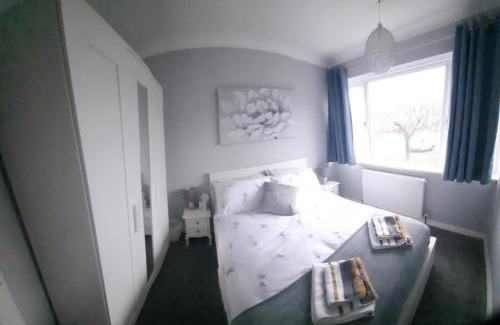 Trentham House | Cosy 3 bedroom residential house, private garden, 30 minutes from Alton Towers, 5 minute walk to Trentham Gardens.