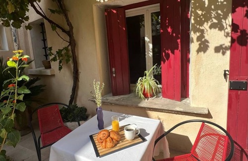 Eyragues Apartment | Cosy 55m2 Provencal apartment with charming Patio, near Alpilles