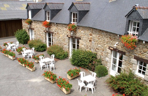 Saint-Jouan-des-Guerets Apartment | Cosy apartment for 4 people with pool, WIFI, TV, terrace and parking