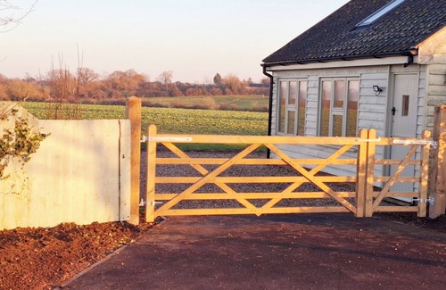 Debenham House | Cosy and Equipped, Pvt Garden, Direct Access to Public Footpath, Dog Friendly.