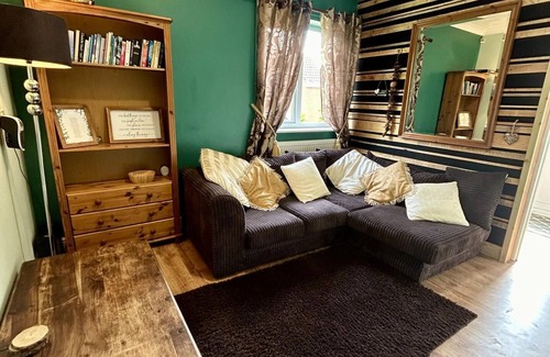 Ruskington Cabin | Cosy and Secluded Brook-side Lodge