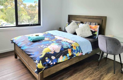 Rowville House | Cosy and stylish 4BR home with balcony over looking golf course!
