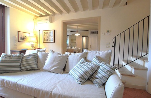 Colognola ai Colli Apartment | Cosy apartment for 5 people with pool, A/C, WIFI, TV and parking, close to Verona