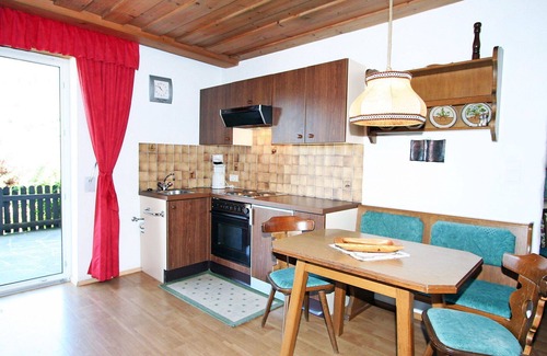 Pfons Apartment | Cosy apartment for 5 people with TV, terrace and panoramic view