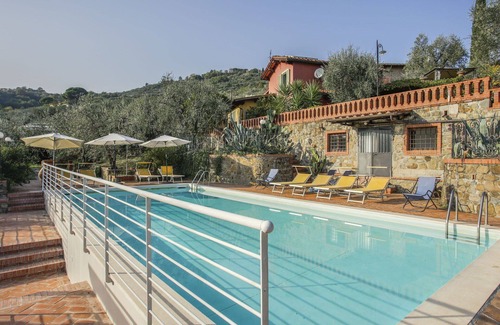 Pieve a Nievole Apartment | Cosy apartment for 4 guests with pool, WIFI, hot tub, TV, patio, pets allowed and parking