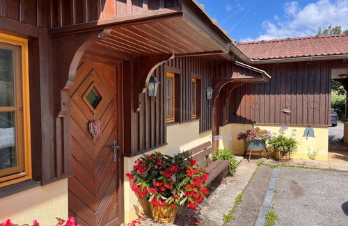 Treffen Villa | Cosy apartment in villa for 4 guests with WIFI, TV, terrace, pets allowed and parking