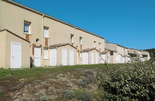 Carcans Plage Apartment | Cosy apartment for 2 guests with TV, terrace, pets allowed and parking