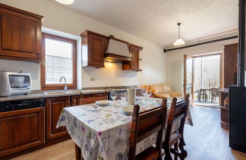 Fenis Apartment | Cosy apartment for 4 guests with WIFI, pool, TV, terrace and pets allowed