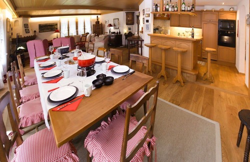 Saanen Apartment | Cosy apartment for 12 people with WIFI, TV and terrace