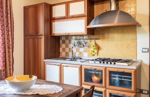 La Morra Apartment | Cosy apartment for 2 guests with pool, WIFI, TV, patio and pets allowed