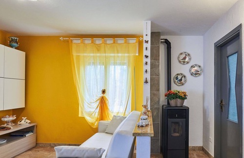 Verceia Apartment | Cosy apartment for 3 people with WIFI, TV, patio, pets allowed and parking