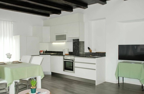 Vira Apartment | Cosy apartment for 3 people with WIFI, pool, TV, patio and parking
