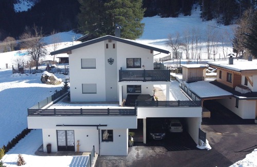 Dornauberg Apartment | Cosy apartment for 4 guests with WIFI, TV, terrace and parking