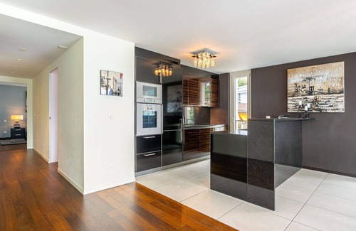 Montreux City Centre Apartment | Cosy apartment for 4 people with hot tub, WIFI, pool, TV, balcony, panoramic view and parking