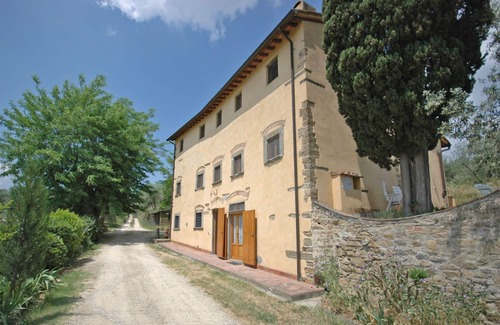 San Casciano in Val di Pesa Apartment | Cosy apartment for 4 guests with pool, WIFI, TV and parking, close to Florence