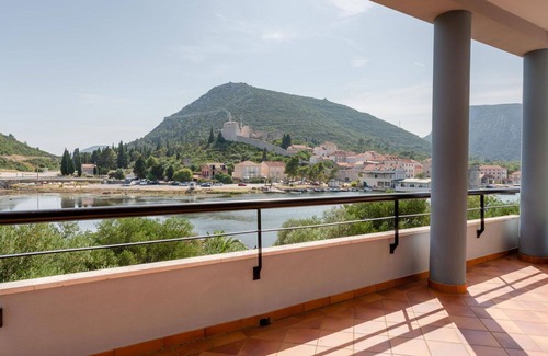 Mali Ston Apartment | Cosy apartment for 4 people with A/C, WIFI, hot tub, TV, balcony and parking
