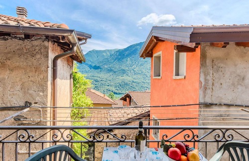 Carlazzo Apartment | Cosy apartment for 4 people with WIFI, TV and balcony