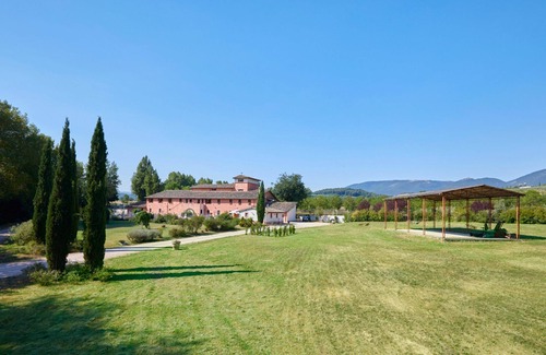 San Brizio Apartment | Cosy apartment for 4 guests with WIFI, pool, TV, balcony, pets allowed and parking, close to Spo.