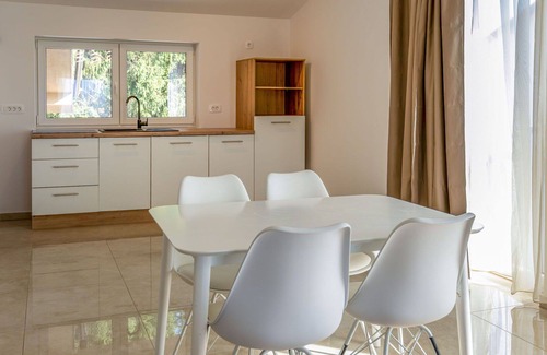 Postojna Apartment | Cosy apartment for 4 guests with WIFI, A/C, TV, panoramic view and parking