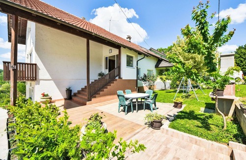 Slunj Apartment | Cosy apartment for 6 guests with WIFI, A/C, TV, terrace and parking