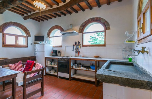 Pescia Apartment | Cosy apartment for 7 guests with WIFI, pool, TV, patio and pets allowed