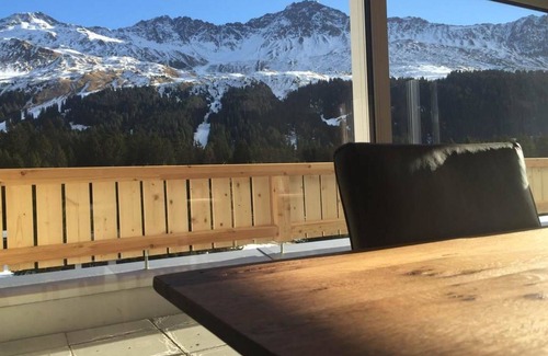 Valbella Apartment | Cosy apartment for 8 guests with WIFI, TV and balcony