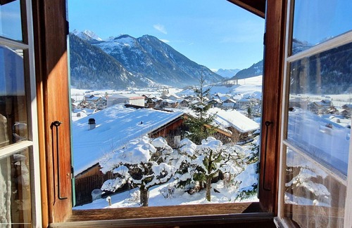 Zweisimmen Apartment | Cosy apartment for 7 guests with WIFI, TV and balcony