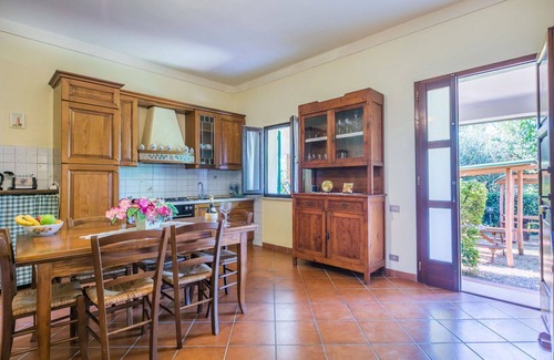San Miniato Villa | Cosy apartment in villa for 4 guests with pool, TV, patio and pets allowed