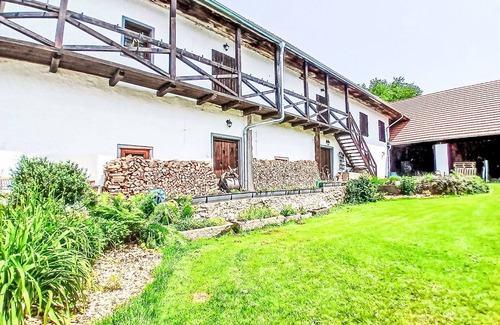 Horni Plana Villa | Cosy apartment in villa for 10 people with WIFI, pool, TV, pets allowed and parking