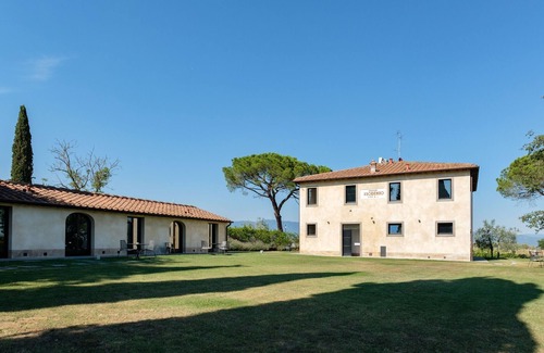 Cavriglia Villa | Cosy apartment in villa for 4 people with WIFI, A/C, pool, TV, patio and parking