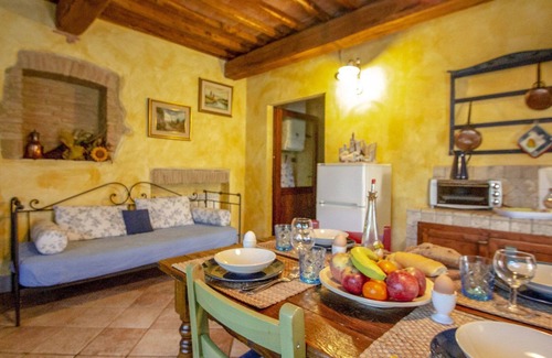 Poggiarello Villa | Cosy apartment in villa with pool, WIFI, TV, terrace, pets allowed, parking, close to San Gimignano
