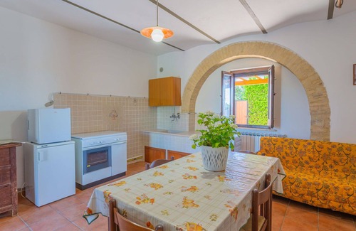 Crecchio House | Cosy apartment in villa for 4 guests with WIFI, pool, TV, terrace, pets allowed and parking