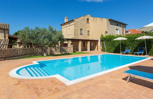 Crecchio House | Cosy apartment in villa for 4 guests with WIFI, pool, TV, terrace, pets allowed and parking