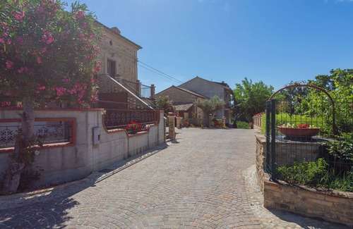 Crecchio House | Cosy apartment in villa for 4 guests with WIFI, pool, TV, terrace, pets allowed and parking