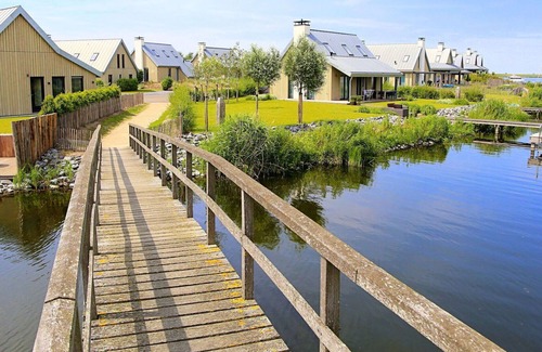 Tholen House | Cosy apartment in villa for 6 guests with WIFI, TV and parking