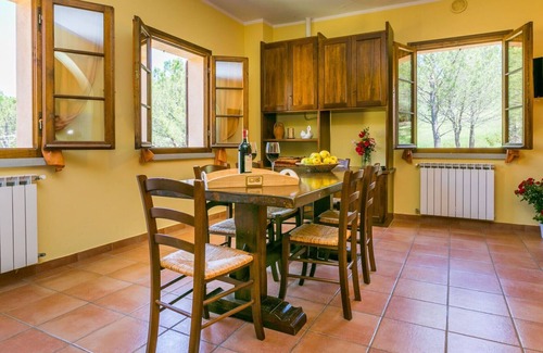 Certaldo Villa | Cosy apartment in villa with WIFI, pool, TV, patio, pets allowed, panoramic view and parking