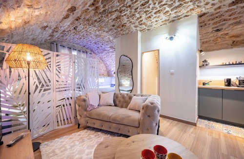 Gargenville Apartment | Cosy apartment with stone vault and whirlpool bath.