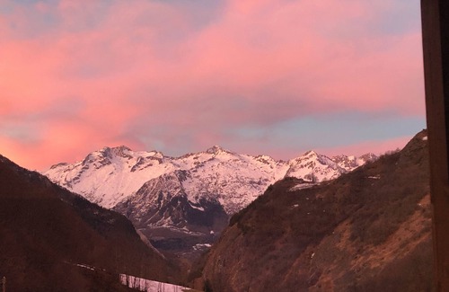 Sers Apartment | Cosy Barèges apartment with sunset and mountain views