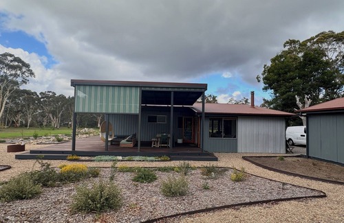 Hill Top House | Cosy bungalow on 5 acres in the Southern Highlands